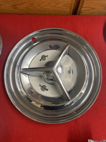 1956? OLDSMOBILE NOS HUBCAP ONLY ONE